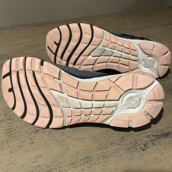 Womens‎ Under Armour Charged Shoes - Picture 2 of 5